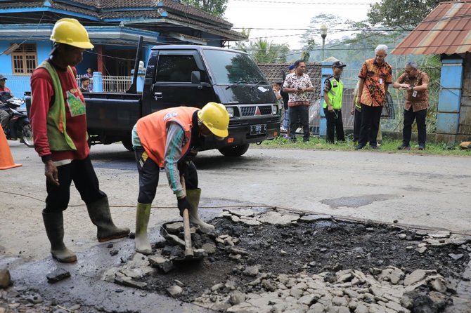 ganjar kebut perbaikan jalan rusak di batang dan kendal