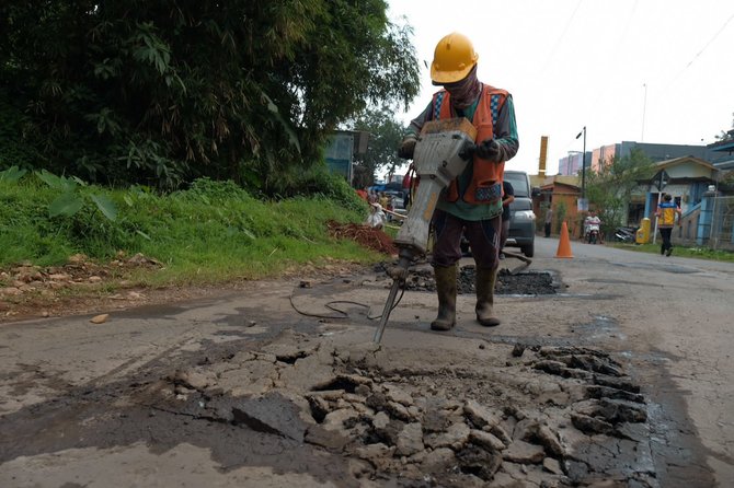 ganjar kebut perbaikan jalan rusak di batang dan kendal