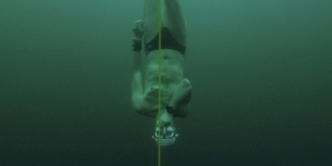 Ekstrem, Pria Ini Menyelam 50 Meter di Bawah Danau Es Swiss