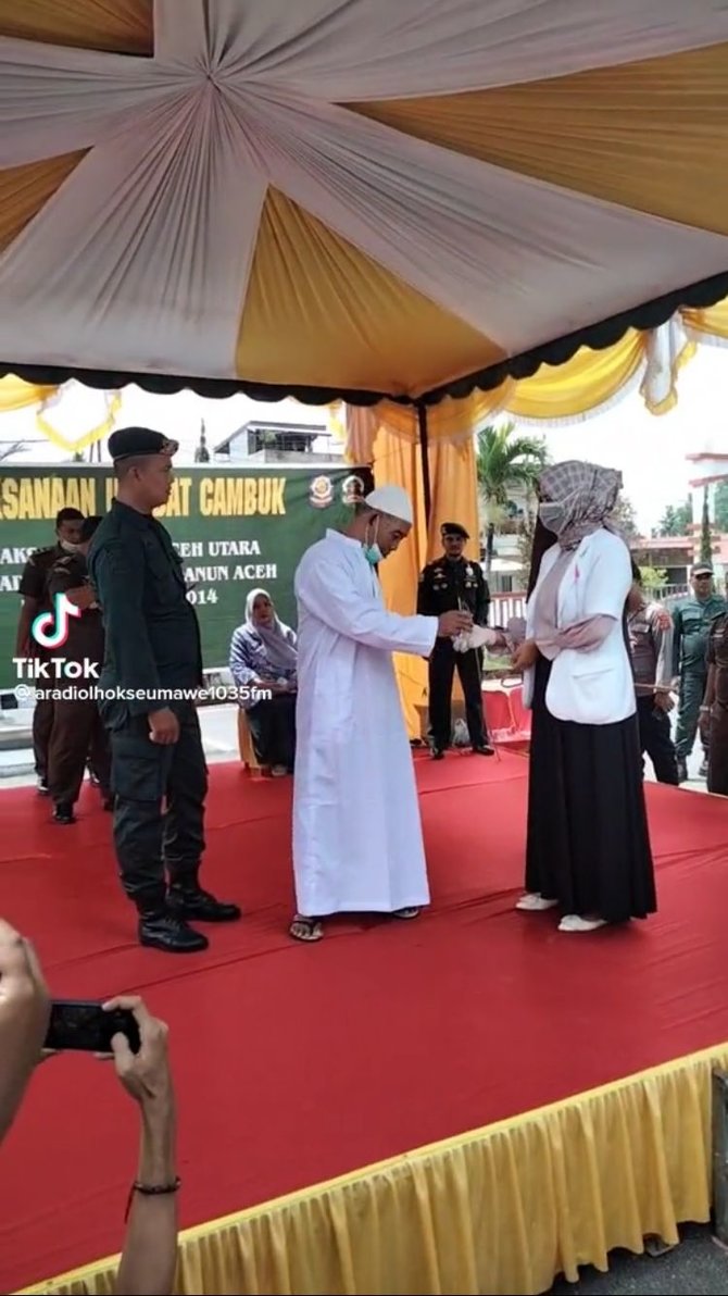 jarang diketahui begini momen pelaksanaan hukum cambuk di aceh