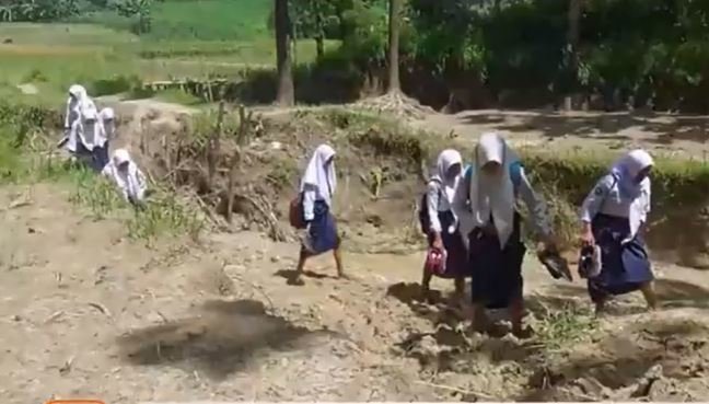 perjuangan siswa lewati jalan terjal menuju sekolah