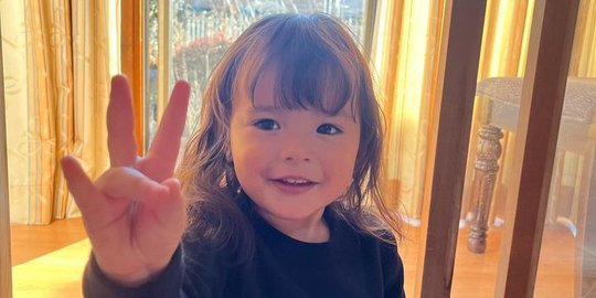 Menginjak Usia 2 Tahun, Ini 6 Potret Terbaru Chloe Anak Asmirandah yang Makin Gemesin