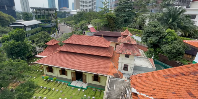 Melihat Masjid Kuno Hidayatullah Di Jakarta, Desain Interiornya Bikin ...