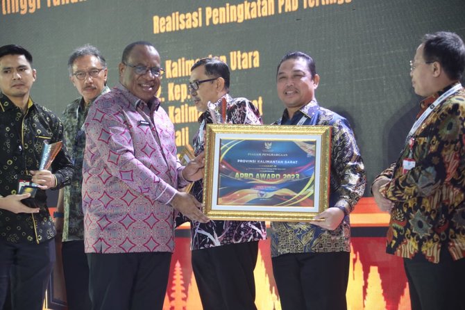 kemendagri beri penghargaan kepada daerah dengan realisasi apbd tertinggi