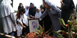 Potret Pemakaman Artis Senior Nani Wijaya yang Penuh Air Mata