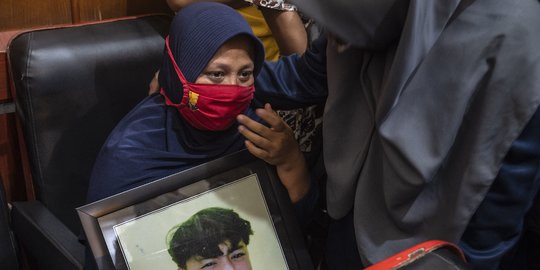 Sedihnya Ibu Korban Tragedi Kanjuruhan Usai Para Terdakwa Divonis Ringan dan Bebas