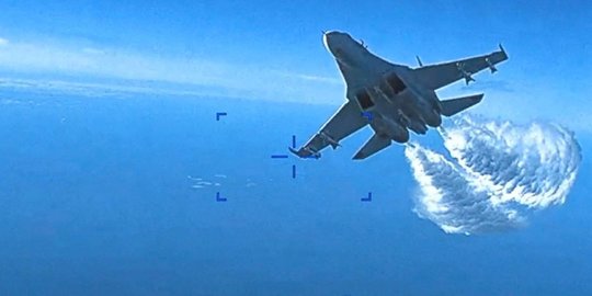 Potret Detik-Detik Drone AS Dijatuhkan Jet Tempur SU-27 Rusia di Laut Hitam