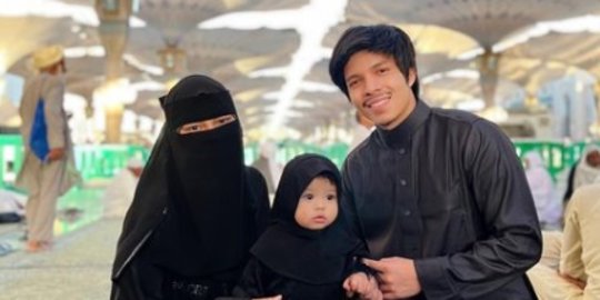 Deretan Potret Keluarga Atta dan Aurel di Madinah, Kompak Pakai Baju Hitam