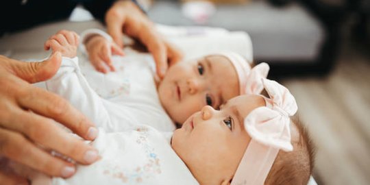 Nama Bayi Kembar Perempuan Islami Kata Dan Artinya Merdeka Com