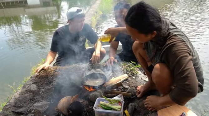 punya nyali besar dede inoen makan serangga jenis kumbang tanduk 039enak gurih039