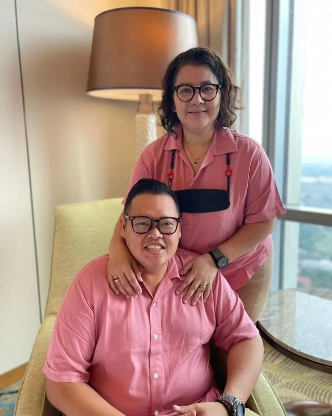 kini sama sama jadi pendeta intip potret kebersamaan reza bukan dan istri