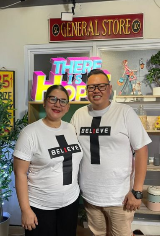 kini sama sama jadi pendeta intip potret kebersamaan reza bukan dan istri