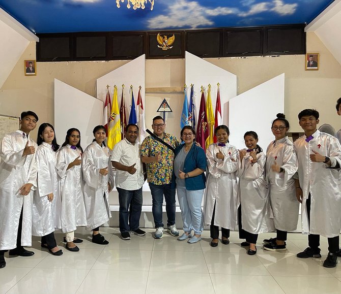 kini sama sama jadi pendeta intip potret kebersamaan reza bukan dan istri