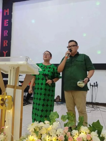 kini sama sama jadi pendeta intip potret kebersamaan reza bukan dan istri