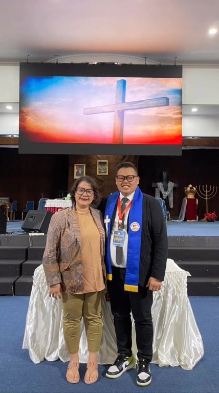 kini sama sama jadi pendeta intip potret kebersamaan reza bukan dan istri