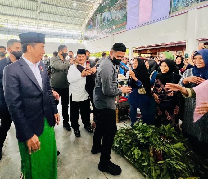 menhan prabowo dipeluk erat emak emak pasar tabalong ekspresinya kocak amp pasrah