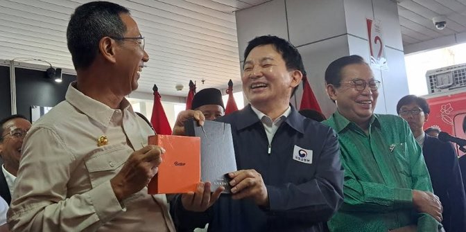 Momen Heru Budi Diberi Album BTS & Blackpink dari Menteri Transportasi Korsel