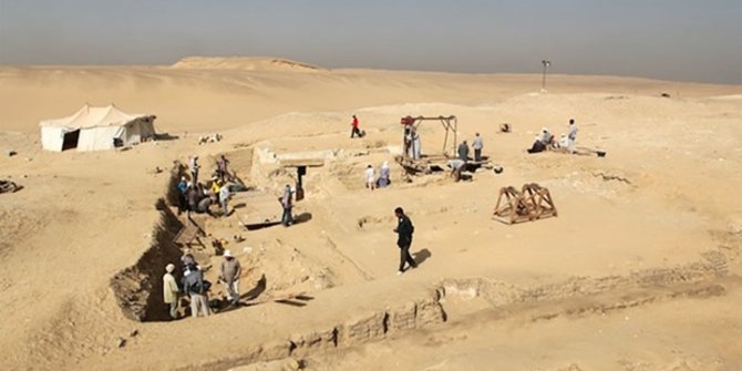 Kapal Berusia 4.500 Tahun Ditemukan Dekat Makam Mesir Kuno, Panjangnya 18 Meter