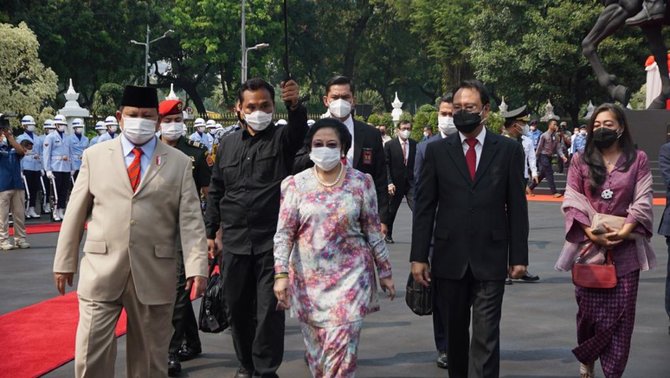 megawati dan prabowo saat peresmian patung bung karno menunggang kuda di kantor kemhan