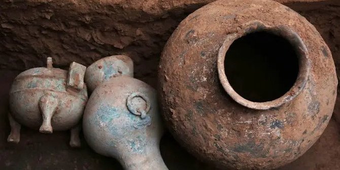 Ketel Minuman Keras Tertua di Dunia Ditemukan, Berusia 2.200 Tahun & Masih Ada Isinya