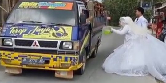 Pakai Baju Pengantin Meriah, Cara Warga Madura Cari Sumbangan Masjid Curi Perhatian