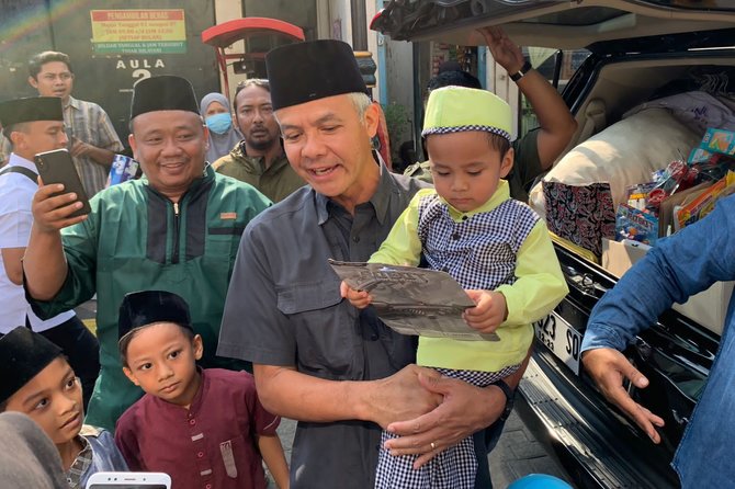 ganjar ziarah ke makam sunan gresik