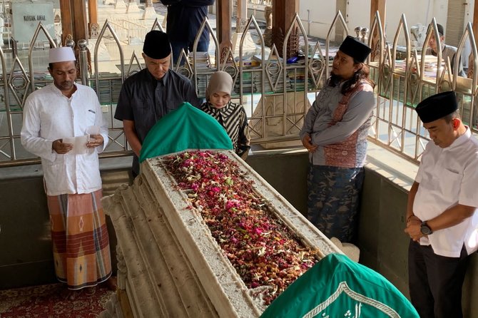 ganjar ziarah ke makam sunan gresik