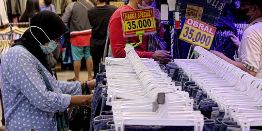 Pedagang Baju Bekas Impor: Orang yang Bermain, Kita yang Jadi Sasaran