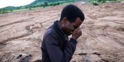 Histeris Keluarga Menyaksikan Evakuasi Korban Tertimbun Lumpur di Malawi