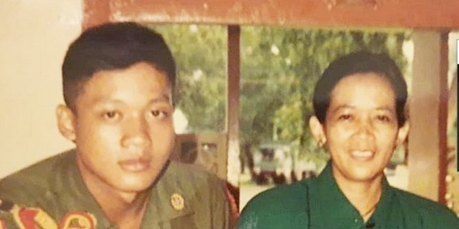 Potret Lawas Taruna Akpol dengan Sang Ibu Tahun 1990, Kini Pundaknya Bertabur Bintang