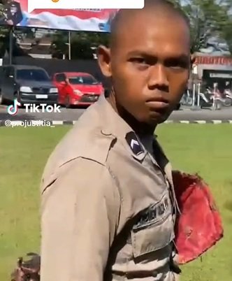 aksi kocak polisi takut dengan anjing pelacak