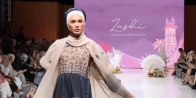 Cantik Berhijab, Ini Potret Ussy Sulistiawaty saat Fashion Show yang Banjir Pujian