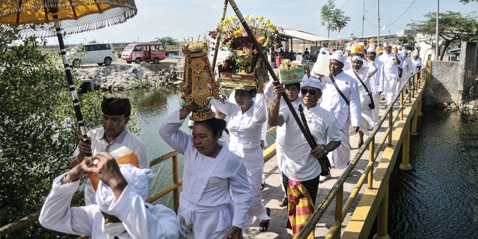 Tradisi Melasti Jelang Nyepi, Umat Hindu Jabodetabek Larung Sesaji di Laut Cilincing