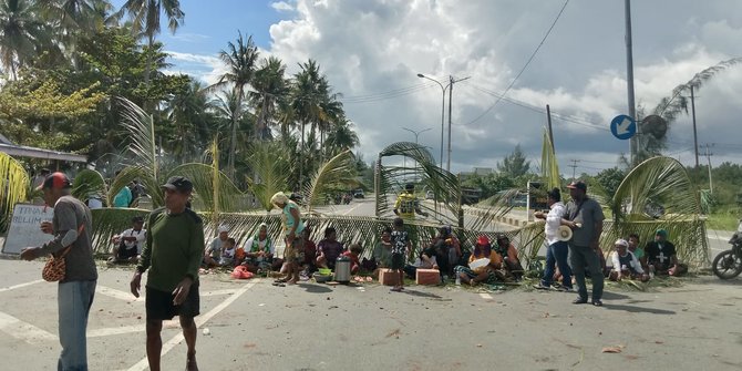 Jelang Kedatangan Jokowi, Warga Papua sempat Memalang Jalan