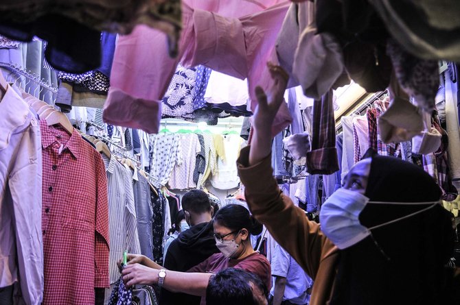bursa pakaian bekas impor di pasar senen