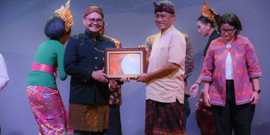 DPR Raih PR Indonesia Award, Paling Populer di Media Cetak dan Online 2022