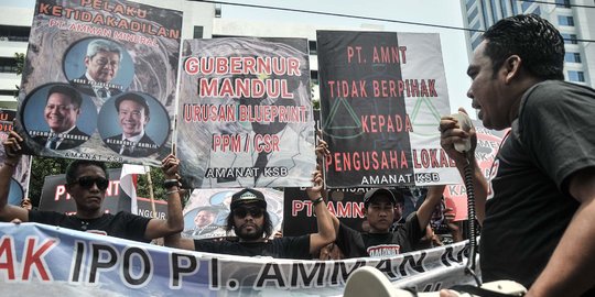 Massa Sumbawa Barat Geruduk Kantor OJK Tuntut Mafia Tambang PT AMNT