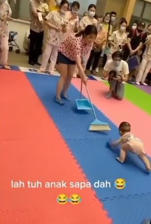 anak lomba merangkak