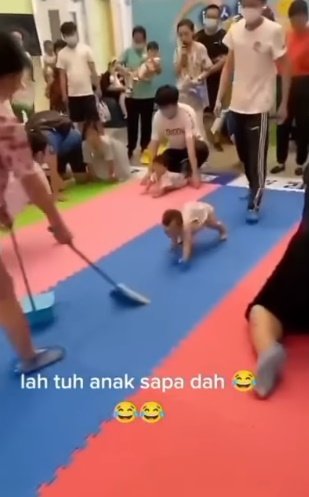 anak lomba merangkak