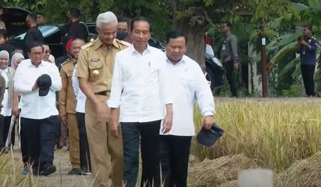 prabowo gandeng dan angkat tangan ganjar pranowo jokowi lihat justru tertawa