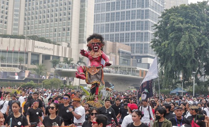 pawai ogoh ogoh menyambut nyepi di bundaran hi