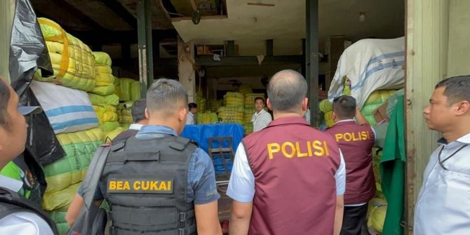 Polisi Gerebek Gudang Pakaian Bekas Impor di Pasar Senen, Ratusan Karung Disita