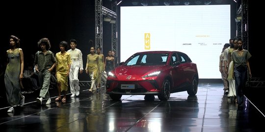 Pesona MG4 EV Berbalut Scarlet Red di Catwalk Jakarta Auto Runway