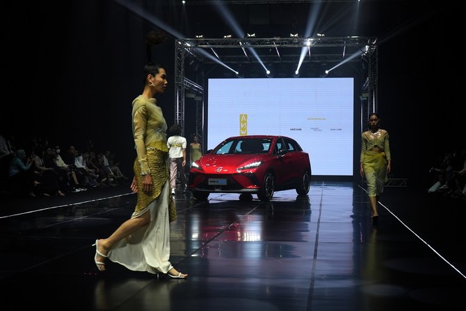 mg4 ev tampilkan pesona di jakarta auto runway gjaw 2023