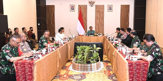 Jokowi Minta TNI Polri Kawal Pembangunan di Papua