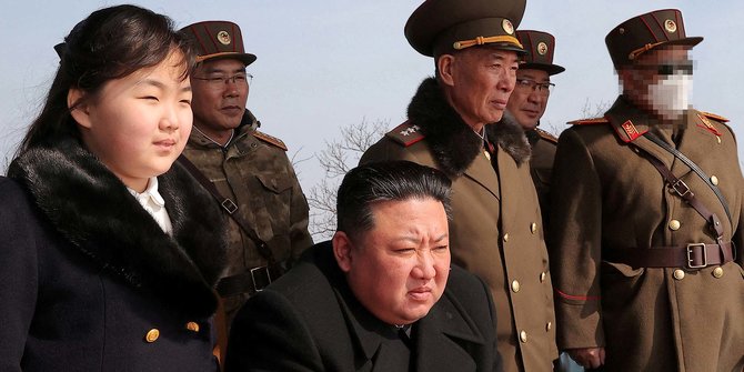 Potret Kim Jong-un dan Anaknya Pantau Latihan Serangan Nuklir ke AS dan Korsel