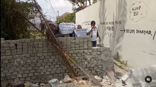 aksi demo warga penutupan akses jalan di medan