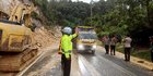 Jalan Lintas Sumbar-Riau Tertimbun Longsor, Polisi Berlakukan Buka Tutup Searah