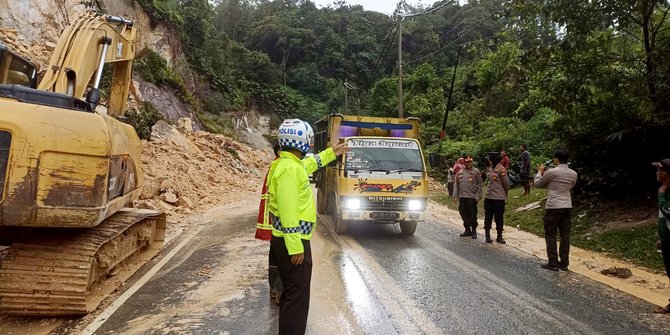 Jalan Lintas Sumbar-Riau Tertimbun Longsor, Polisi Berlakukan Buka Tutup Searah