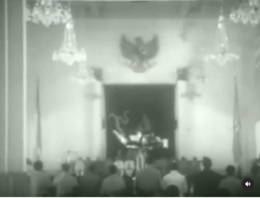 video lawas pelantikan mprs oleh soekarno di istana negar